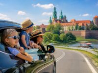 Gdzie pojechać w Krakowie z rodziną w czerwcu 2026? TOP 7 miejsc: ZOO, Wawel, Podziemia Rynku, Ogród Lema, Park Wodny, Kopiec i Zalew. Ceny, godziny, dojazd, plan weekendu.