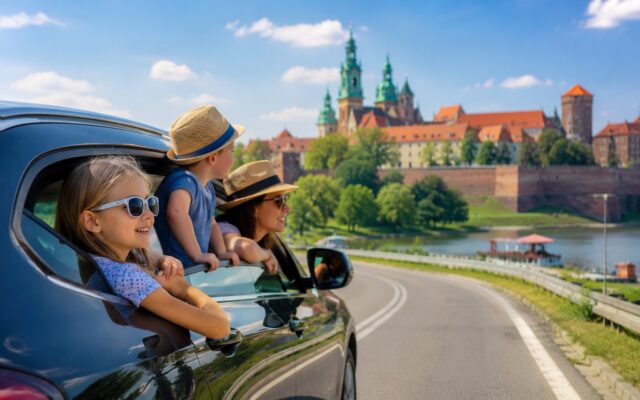 Gdzie pojechać w Krakowie z rodziną w czerwcu 2026? TOP 7 miejsc: ZOO, Wawel, Podziemia Rynku, Ogród Lema, Park Wodny, Kopiec i Zalew. Ceny, godziny, dojazd, plan weekendu.