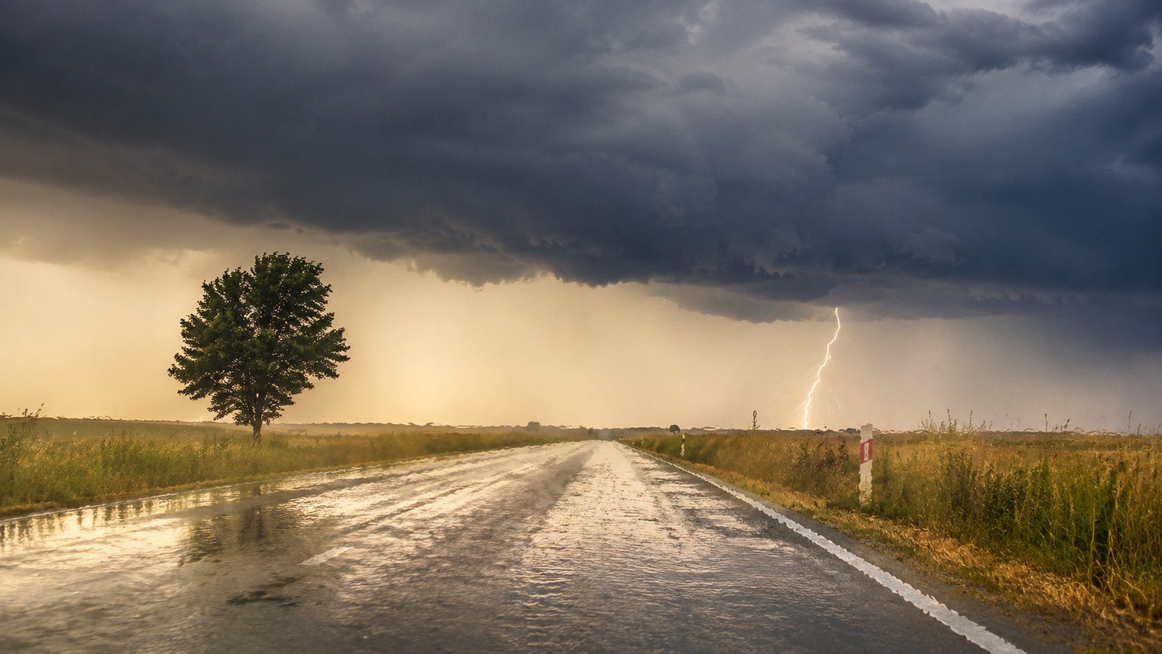 Upały i burze w Polsce wrócą w najbliższych dniach. IMGW prognozuje do 35°C, opady do 40 mm, grad, wiatr do 85 km/h i ryzyko lokalnych podtopień.