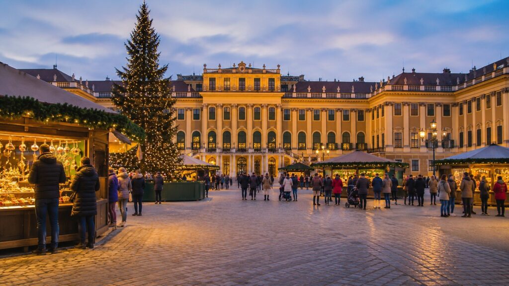 Najpiękniejsze jarmarki bożonarodzeniowe w Wiedniu 2026: Rathausplatz, Schönbrunn, terminy, co zjeść i kupić